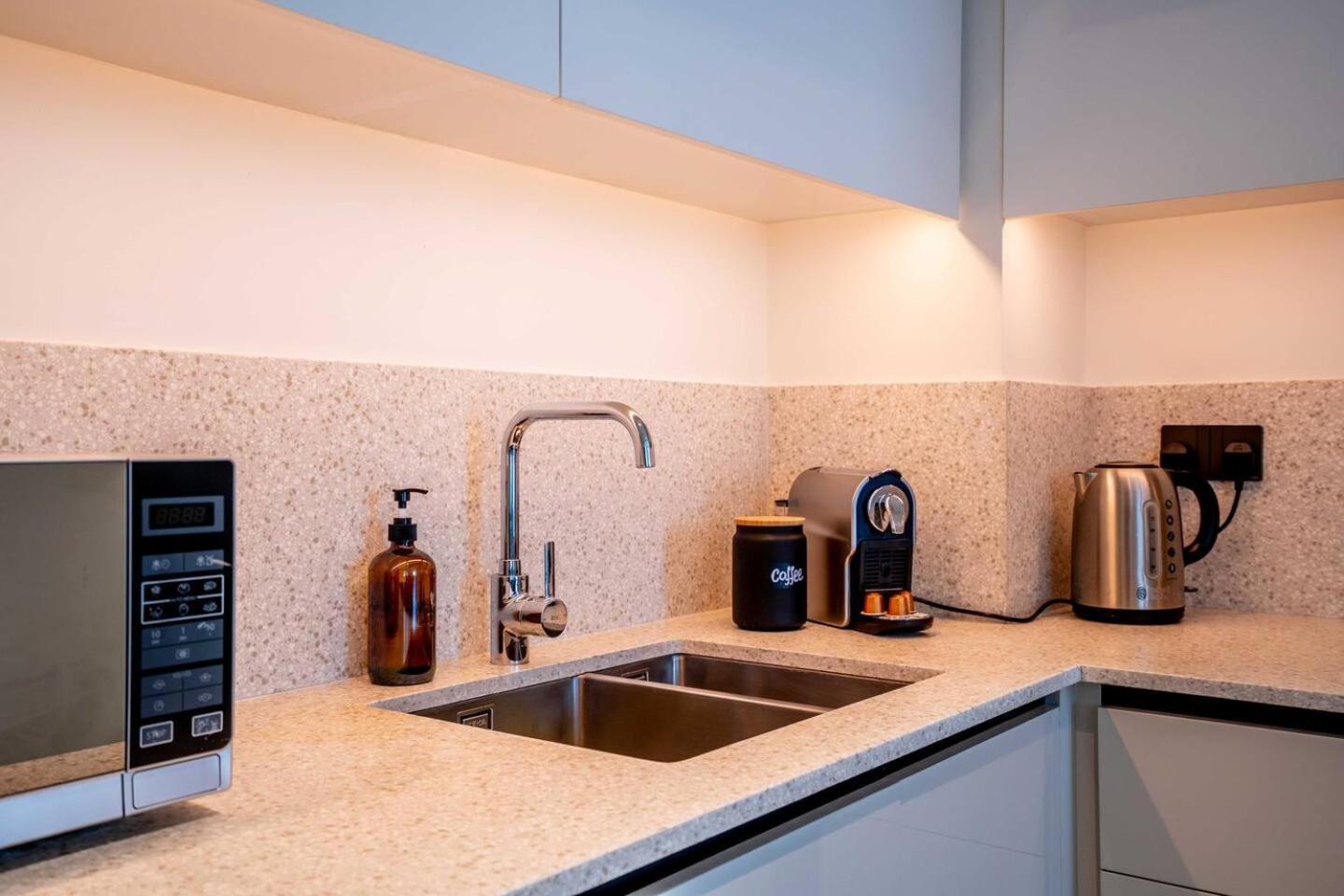 Lux Bright 2br With Palm Jumeirah Views *