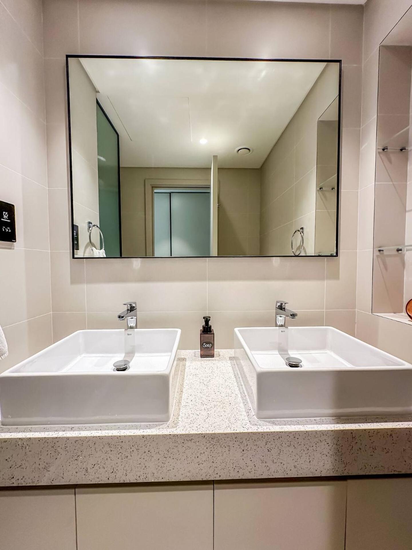 Lux Bright 2br With Palm Jumeirah Views *
