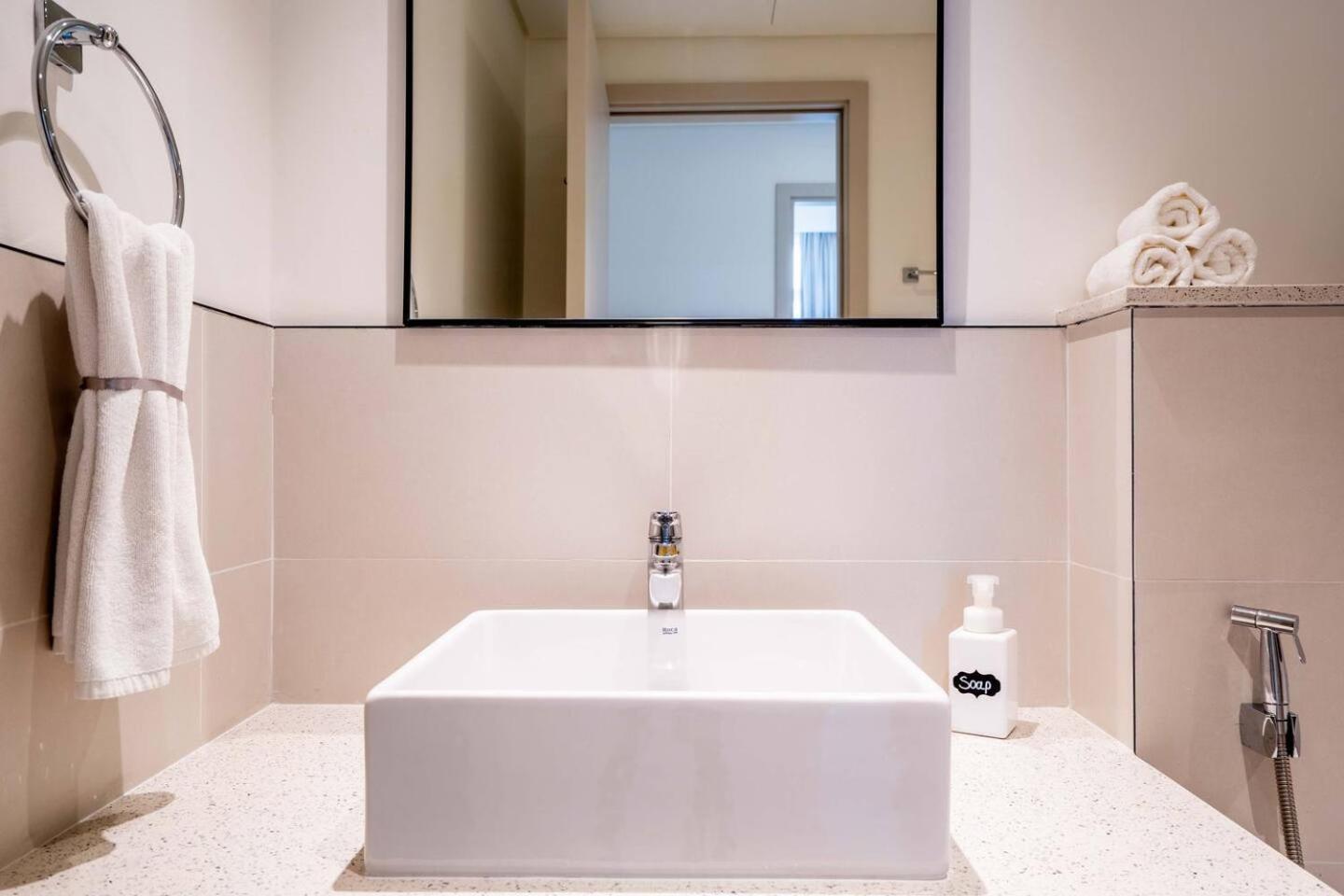 Lux Bright 2br With Palm Jumeirah Views